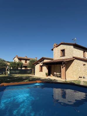 A stone house with a swimming pool, a patio, and a small garden. - Casa Libella - A Pool, Nature, and Tuscan Charm Near Volterra (Toscana)