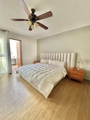 Tabla de planchar con plancha, wifi y ropa de cama 