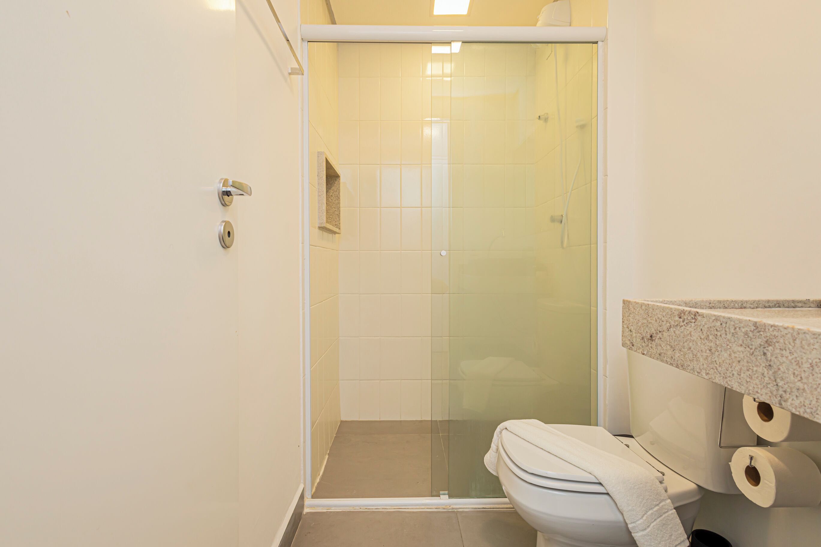 Studio Familial | Salle de bain | Serviettes fournies, savon, shampoing, papier toilette