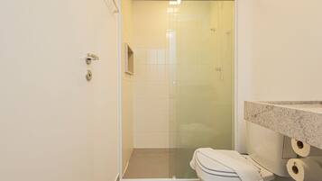 Studio Familial | Salle de bain | Serviettes fournies, savon, shampoing, papier toilette