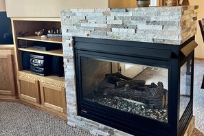 Interior - Spacious 3BR Townhome with King Suite & Resort Amenities in Southern Oregon (Klamath Falls)