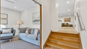 A modern living room with a sofa, a lamp, and artwork on the walls. - Kilfy Trail Haus Bright (Bright)
