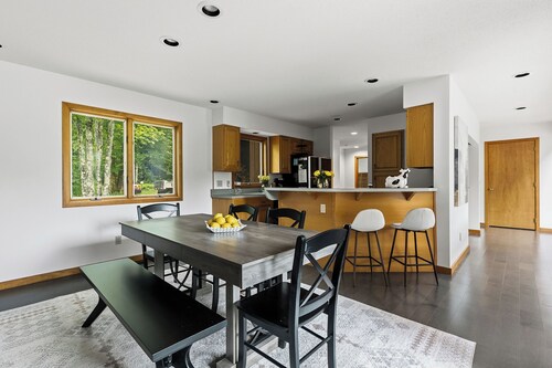 New Listing! Peaceful 3-bedroom condo in Stowe - access to the Rec Path and more