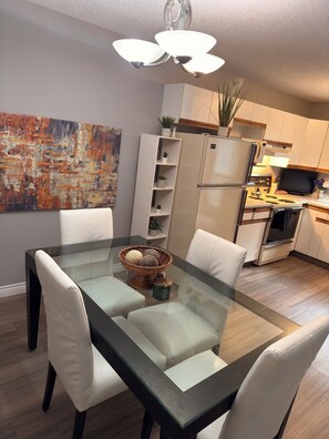 Dining - Dr Pizzle Guest House|| Home Away from Home (Saskatoon)