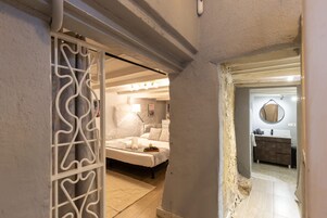 Una camera da letto con un letto, un comodino e un tavolino.