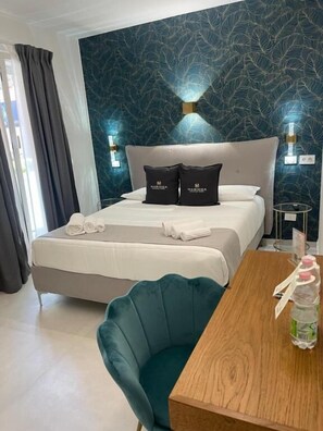 Quarto casal luxo, vista para o pátio | Cofres nos quartos, cortinas blackout, quartos à prova de som