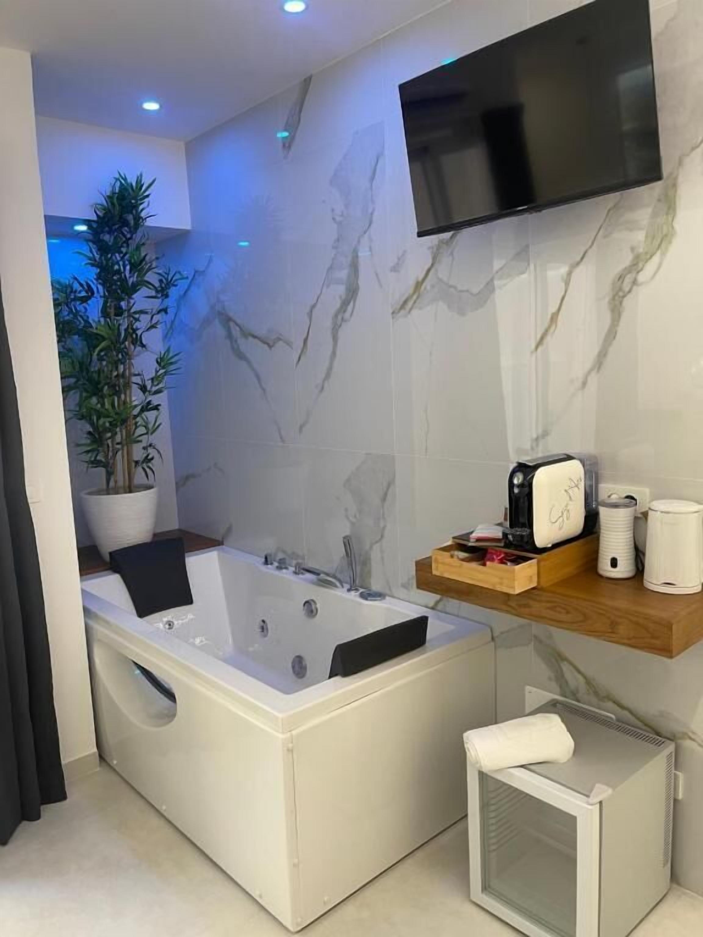 Suite Superior, pemandangan halaman | Kamar mandi | Pengering rambut, handuk, sabun, dan sampo