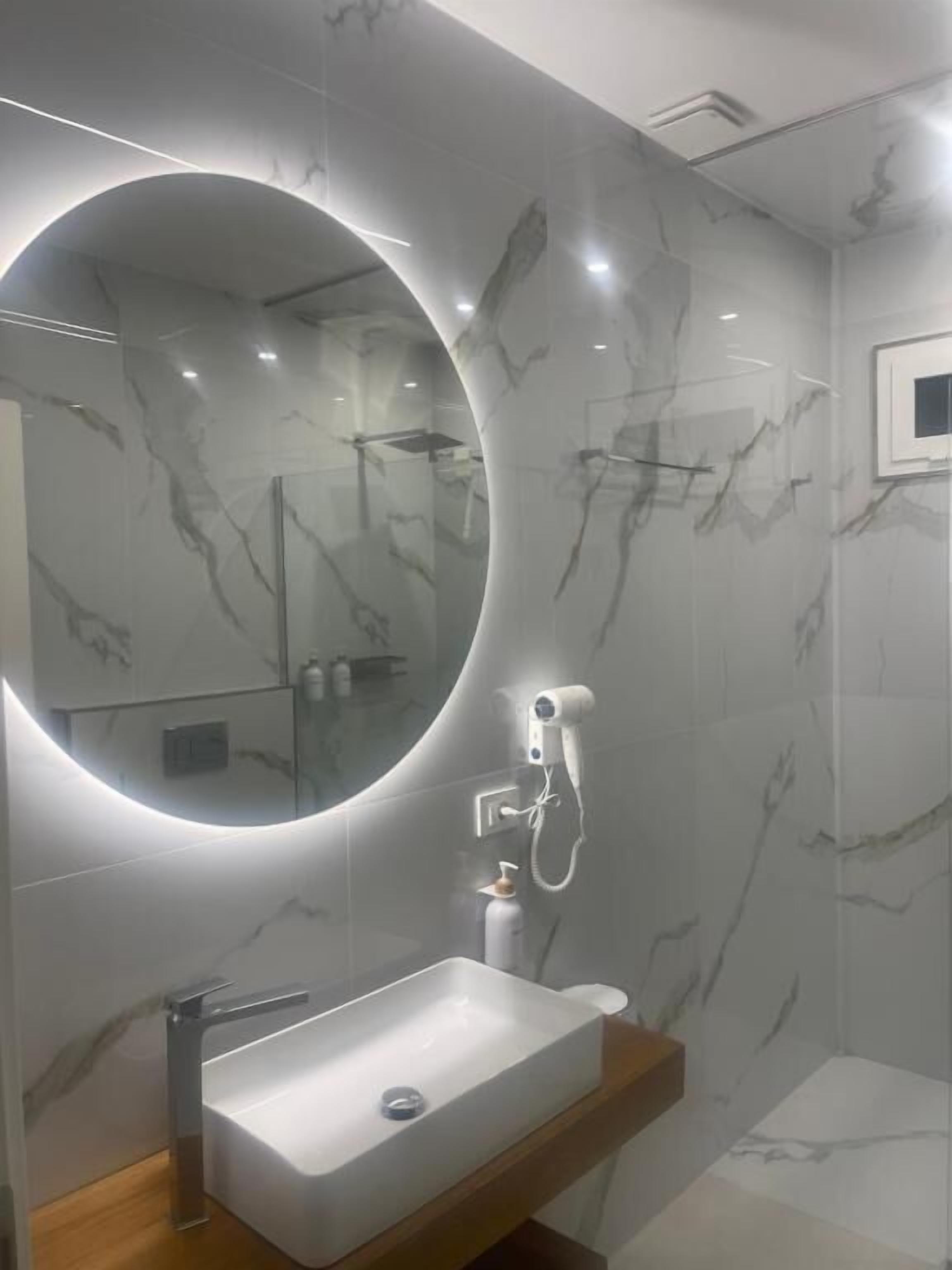Superior-Suite, Blick auf den Innenhof | Badezimmer