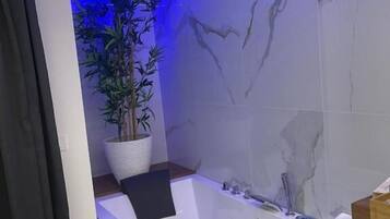 Suite Superior, vista cortile | Bagno | Asciugacapelli, asciugamani, sapone, shampoo
