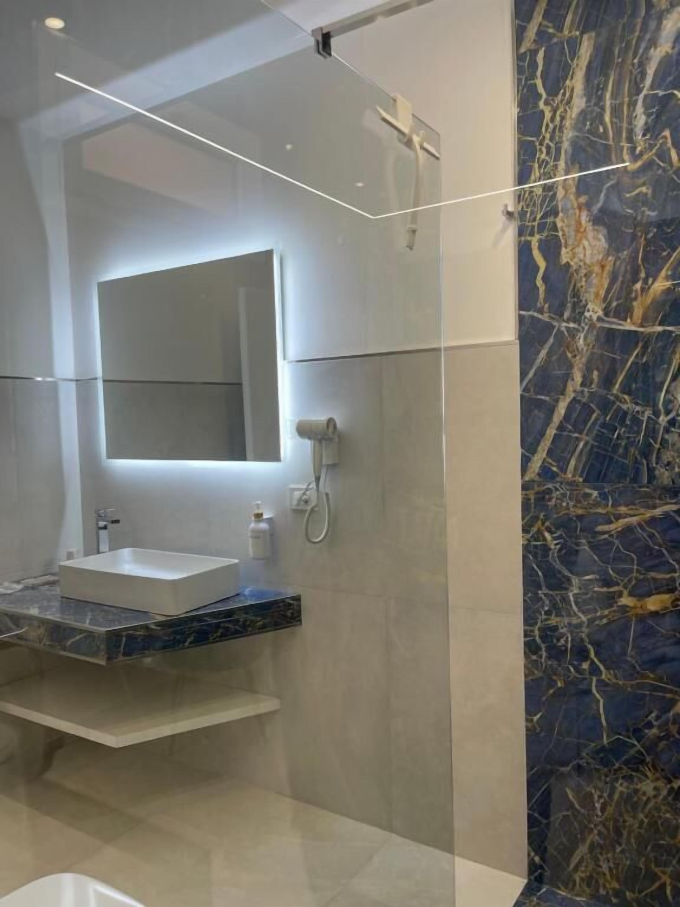 Deluxe-Doppelzimmer, Blick auf den Innenhof | Badezimmer