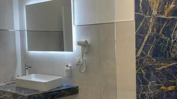 Deluxe-Doppelzimmer, Blick auf den Innenhof | Badezimmer