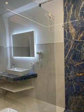 Kahden hengen deluxe-huone, näköala pihalle | Kylpyhuone | Hiustenkuivaaja, pyyhkeet, saippua, sampoo