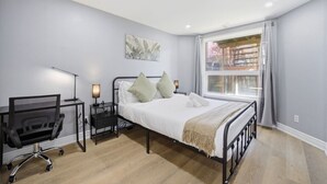 1 bedroom, desk, iron/ironing board, WiFi - Private 1BR Apt | WiFi | Parking | Nr all Amenities (Mississauga)
