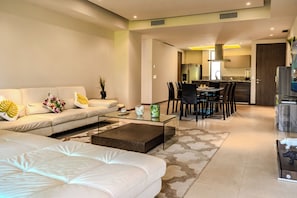 Una sala de estar moderna con un sofá, una mesa de centro y un comedor.