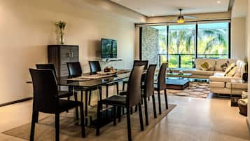 Apartamento luxo, vista para a praia | Opções para refeição