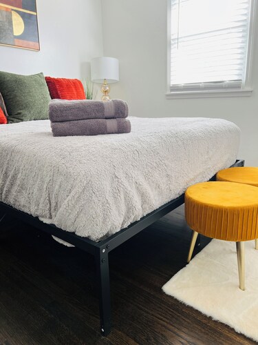 Spacious- Family-Friendly- Gym- King Bed- Fenced Yard