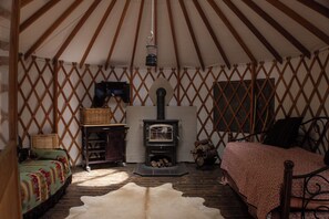 Room - 28-Acre Retreat / 360 View Hilltop House, Barn Bar, Yurt / Near Trail of Giants (California Hot Springs)