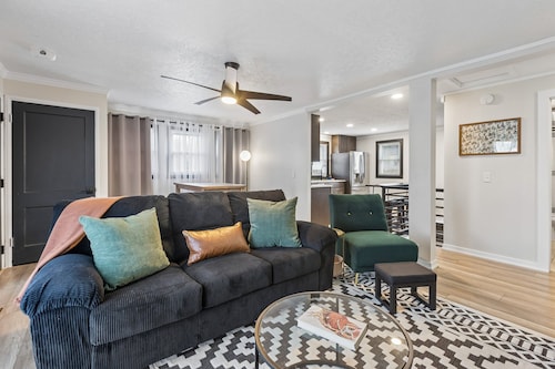 Modern and Cozy Bungalow in the heart of Papillion