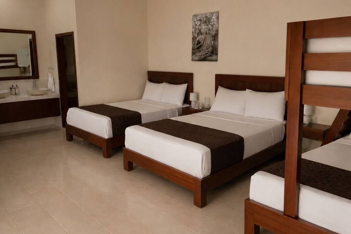 Une chambre d’hôtel avec deux lits, une salle de bain et un tableau au mur.