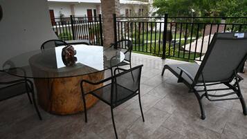 Suite de lujo, vista al jardín | Restaurante al aire libre