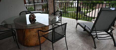 Luxury Suite, Garden View | Outdoor dining