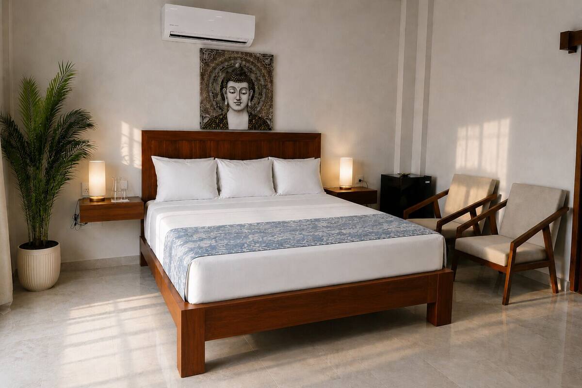 Une chambre à coucher avec un lit en bois, des lampes de chevet, une plante en pot, une chaise et un climatiseur fixé au mur.