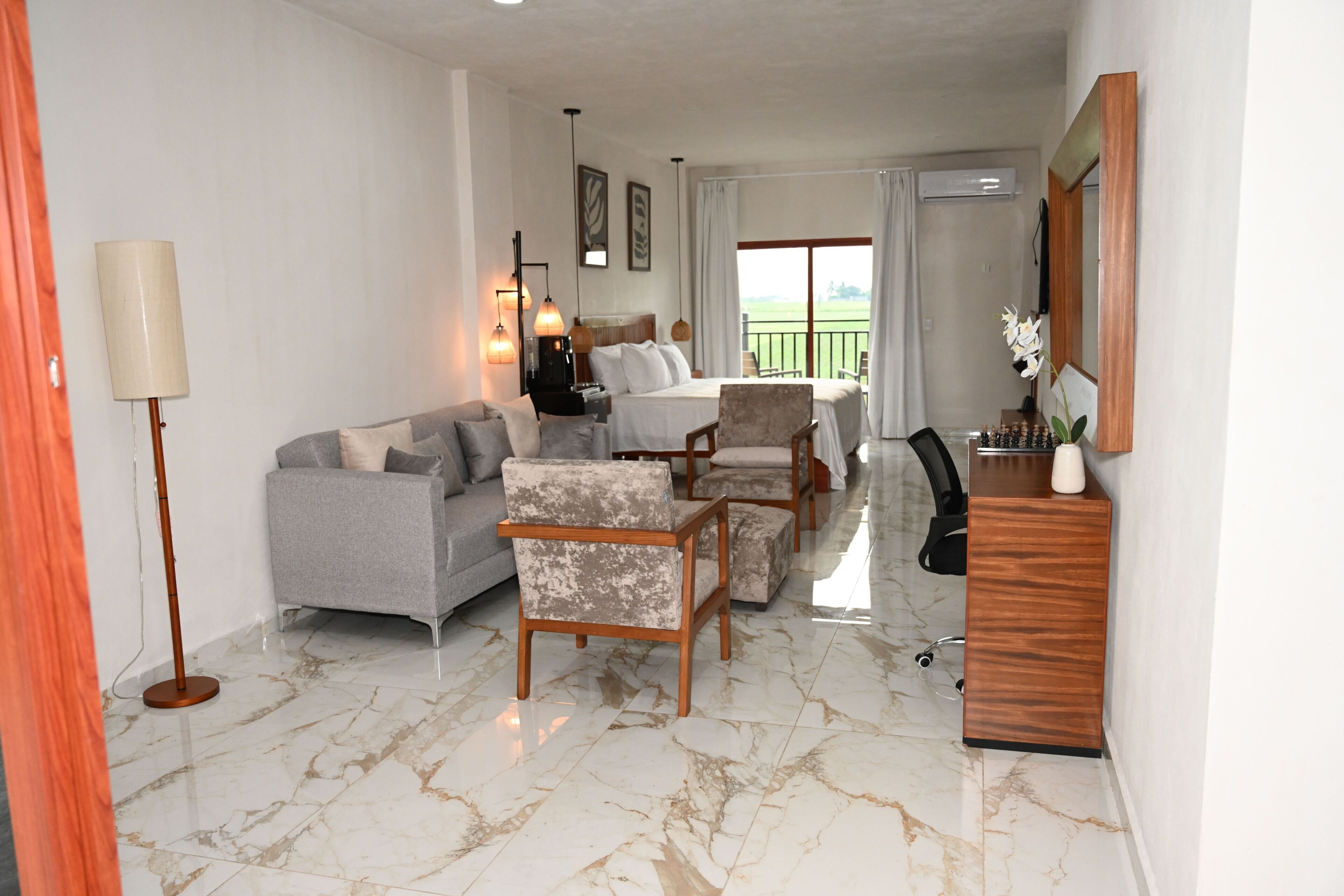 Luxury Suite, Garden View | Living area
