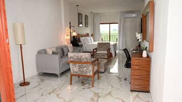 Luxury Suite, Garden View | Living area