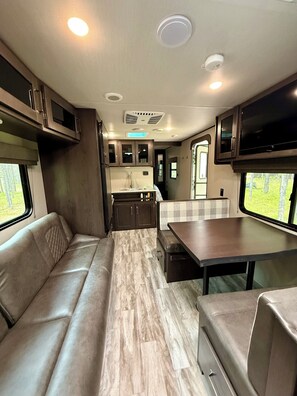 Interior - The Nuthouse - A Private 1/2 acre stay - 28 miles from Yellowstone Park (Island Park)