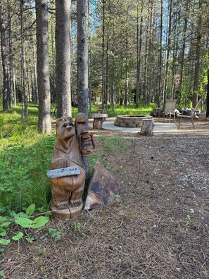 Property grounds - The Nuthouse - A Private 1/2 acre stay - 28 miles from Yellowstone Park (Island Park)