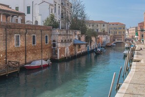 Marina - Luxury Canal-View Apartment Overlooking San Trovaso Church & Gondola Yard (Venezia)