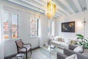 Living area - Luxury Canal-View Apartment Overlooking San Trovaso Church & Gondola Yard (Venezia)