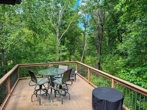Cozy Cabin Retreat 2-bedroom in serene Shohola with AC, close to Bethel Woods