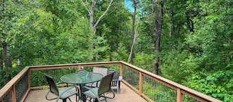 Cozy Cabin Retreat 2-bedroom in serene Shohola with AC, close to Bethel Woods