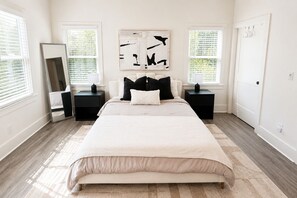 Een strijkplank/strijkijzer, internet, beddengoed