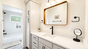 Een douche, een haardroger, handdoeken, zeep