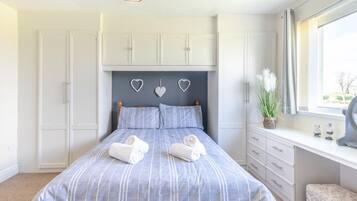 3 bedrooms, travel cot, free WiFi, bed sheets