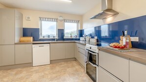 Eine moderne Küche mit Geschirrspüler, Backofen und einem Fenster mit Blick.