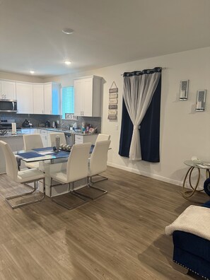 Dining - Charming 1-bedroom house with AC in cozy Alvin (Alvin)