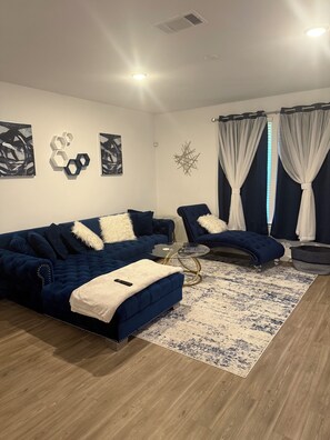 Living area - Charming 1-bedroom house with AC in cozy Alvin (Alvin)