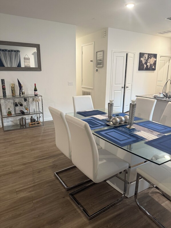 Dining - Charming 1-bedroom house with AC in cozy Alvin (Alvin)