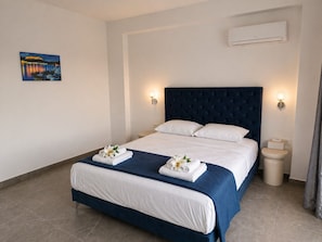 Luxury-Apartment, Balkon, eingeschränkter Meerblick | Schallisolierte Zimmer, Bügeleisen/Bügelbrett, kostenloses WLAN