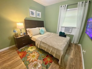 3 bedrooms, iron/ironing board, WiFi, bed sheets - Bright and Airy 3 BRM - 1 BATH -5 Mins to Falls (Niagara Falls)