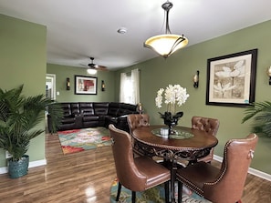 Dining - Bright and Airy 3 BRM - 1 BATH -5 Mins to Falls (Niagara Falls)