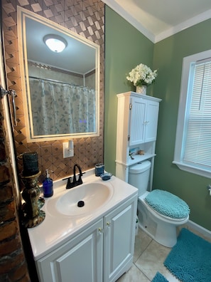 Hair dryer, towels, soap, toilet paper - Bright and Airy 3 BRM - 1 BATH -5 Mins to Falls (Niagara Falls)