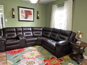 Smart TV - Bright and Airy 3 BRM - 1 BATH -5 Mins to Falls (Niagara Falls)