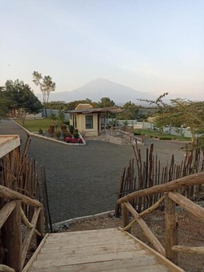 Una escalera de madera que lleva a un edificio con vistas a la montaña.