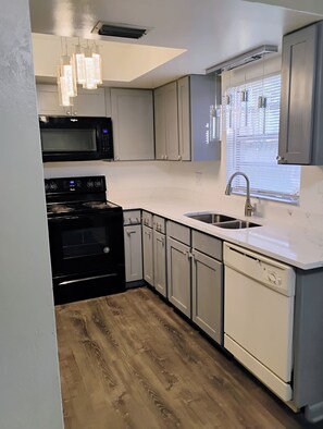 Private kitchen - Lovely 3-bedroom house with AC in Daytona Beach (Daytona Beach)