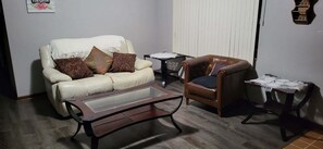 Living area - Lovely 3-bedroom house with AC in Daytona Beach (Daytona Beach)