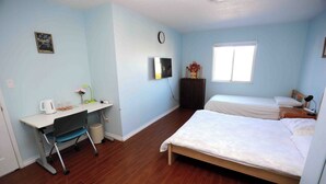 A bedroom with a bed, a desk, a chair, a clock, a TV, and a window. - Richmond Airport Cozy Holiday House with free shuttle (Richmond)